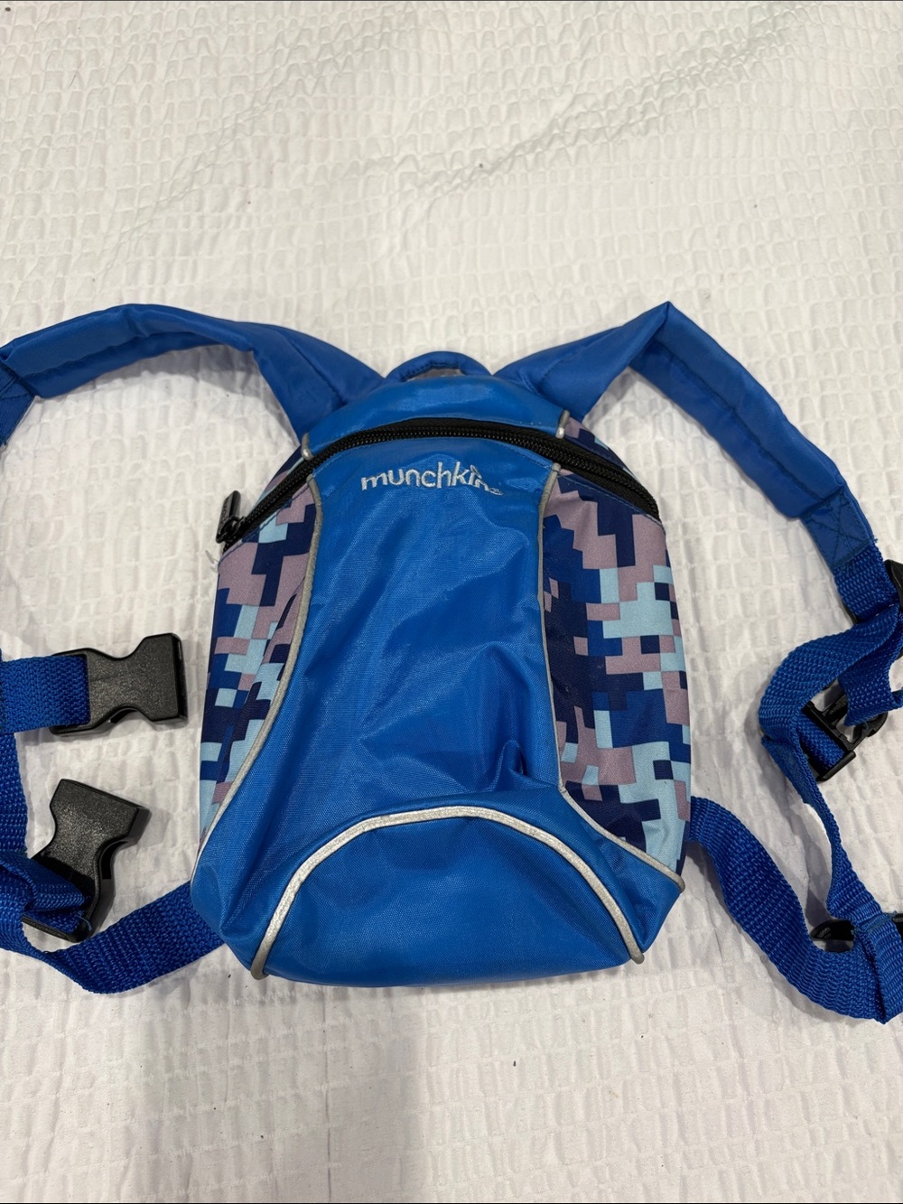 Munchkin Blue Toddler Safety Backpack with Pixel Side Panels